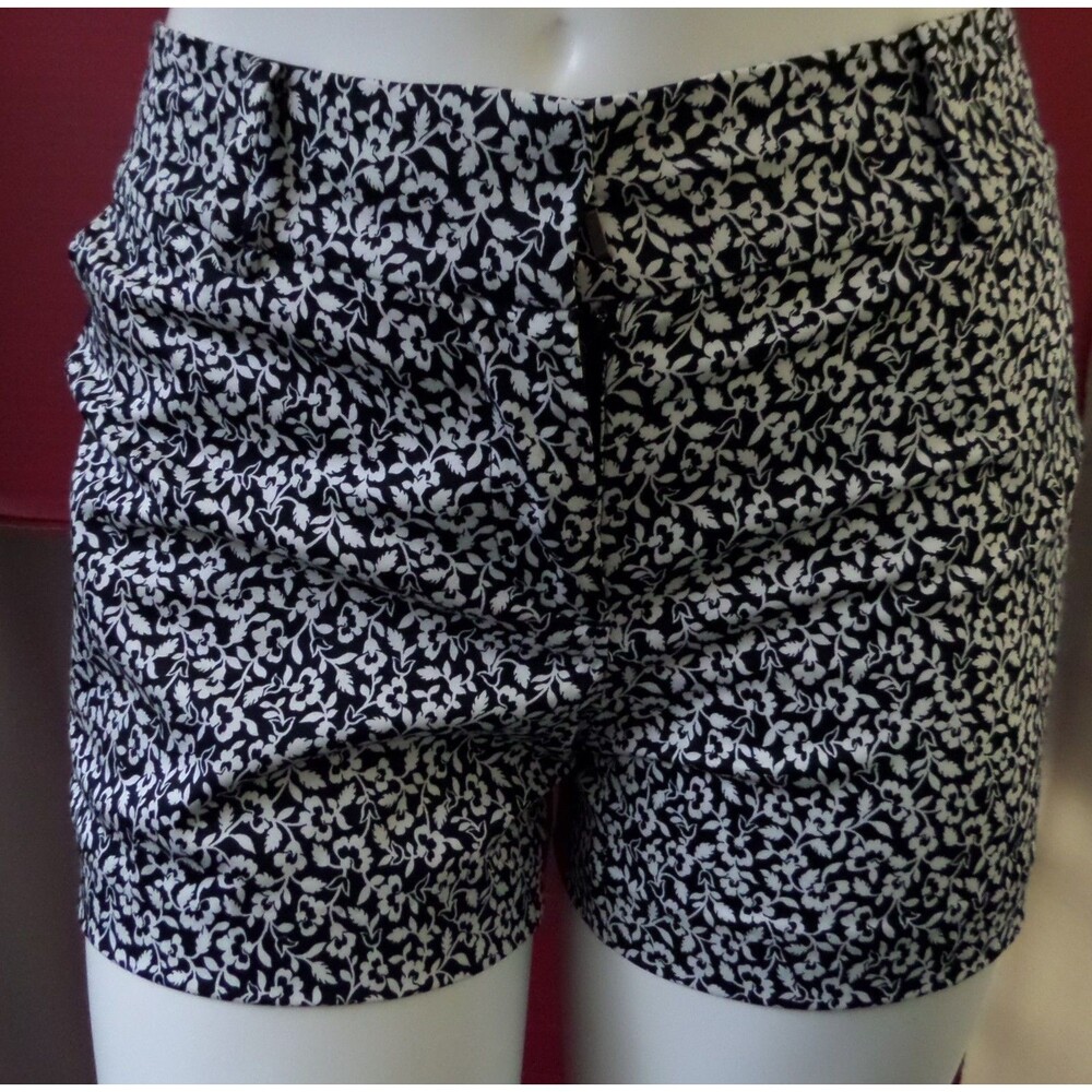 ANN TAYLOR BLACK & WHITE FLORAL SIGNATURE FIT DRESS SHORTS SIZE: 2P NWT - Picture 2 of 4